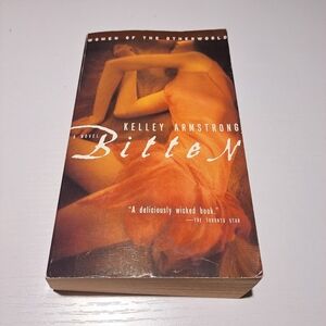 Bitten by Kelley Armstrong Paperback Book